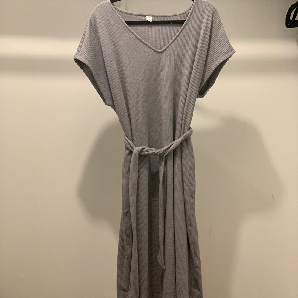 Short sleeved midi dress with belt to cinch waitst